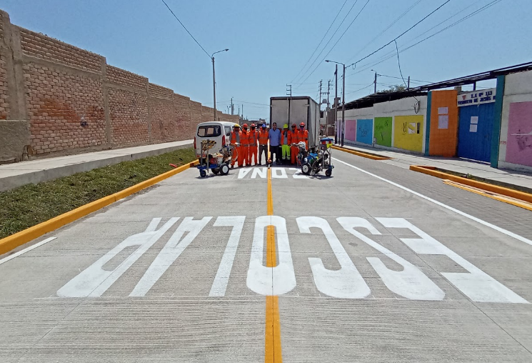 Equipo de demarcación vial en Moche