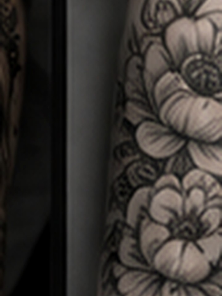 Tatuaje floral en negro y gris