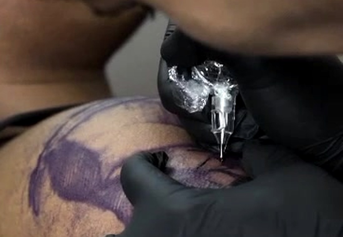 Proceso profesional de tatuaje en Jhaffed Tattoo