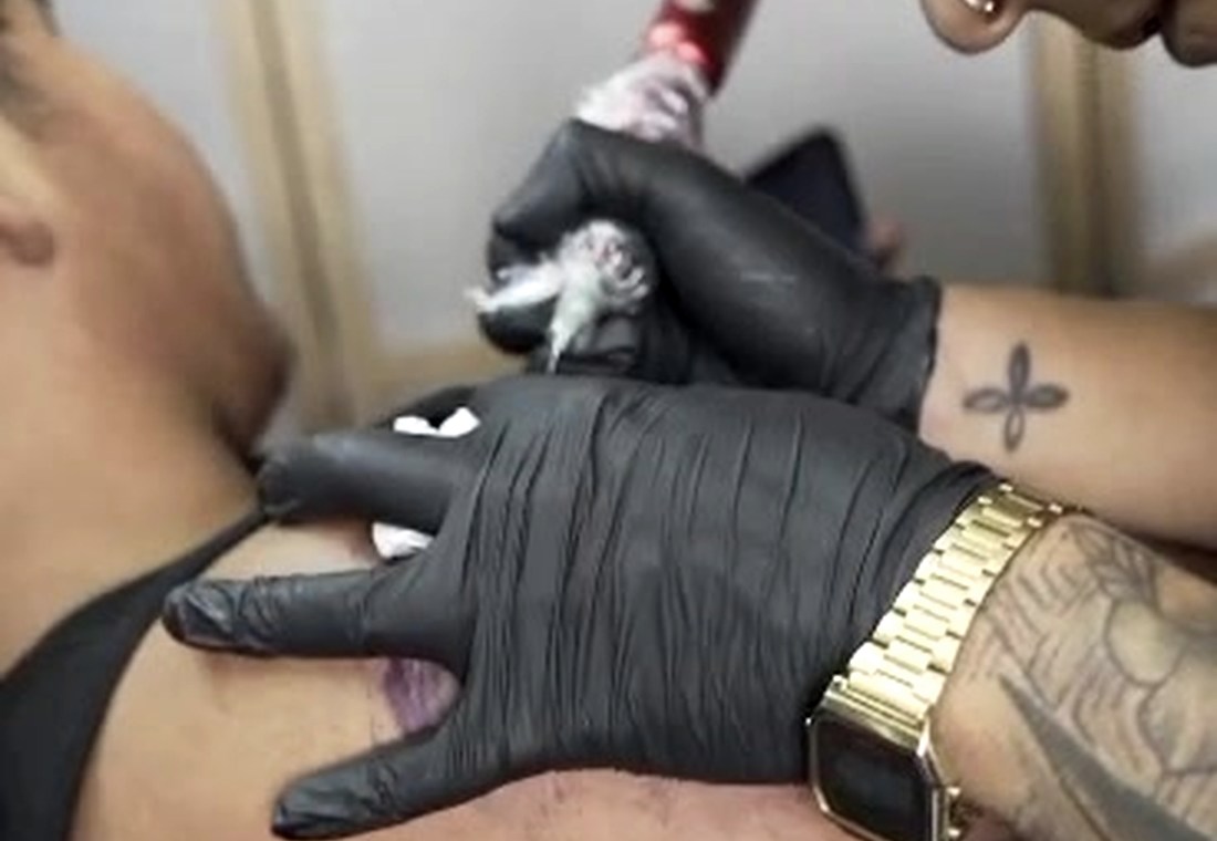 Sesión de tatuaje en el estudio Jhaffed Tattoo